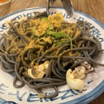 LEONARDO - イカ墨のパスタ、トッピングにボッタルガ（からすみ）