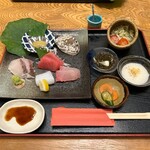 えぷろん亭 - お刺身、もずく、とろろ、サラダ、漬物。