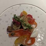 デフィ・ジョルジュマルソー - 福岡産  みらいサーモンのカルパッチョとグリルされたお野菜のサラダ仕立て、
