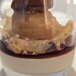 デフィ・ジョルジュマルソー - 一番下から紅茶のブランマンジェ。柿のコンポートのスライスや柑橘のジェラートやキャラメルジュレでたっぷり
      