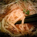 めんや 伍樂 - 平打ちの縮れ麺