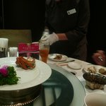 老香港酒家京都 - 手袋をはめたお姉さんが蟹を剥いてくれます