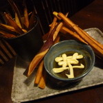 九州うまいもんと焼酎 芋蔵 - 「芋蔵名物さつま芋スティック (560円)」。　「芋」って書いてあります（笑）