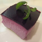 ジュイップ - ブルーベリーのレアチーズケーキを4等分したところ