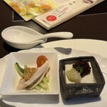 チャイナ 梅の花 - 蒸し鶏の豆腐棒棒鶏（バンバンジー）　豆腐と大豆ミートの冷菜ソース掛け