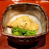 温石 - 三角巾着の中身はお餅 黒七味がよく合いますね、手前は菜花