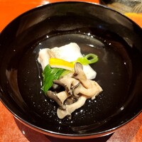 温石 - ふっくら身の白甘鯛とキラキラ輝く吸い地、結び三つ葉と柚子