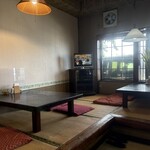 海花亭 - 店内　小上がり席とテーブル席があります