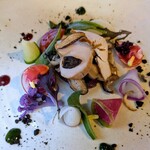 278809596 - ４・自家製スモークチキンのサラダ　紫カリフローレをはじめ紫系の野菜が季節に合う