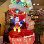 萬珍樓點心舗 - 入り口のオブジェ、何の意味があるモチーフなのか気になる