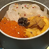 魚坐 - 前菜　富山産白エビ、フレンチキャビア（ニジマス）、ウニ、キャビアをのせたカラフルで小さな丼もの