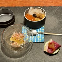 魚坐 - 前菜　
                  左）数の子　みずみずしくプチプチとした歯触り
                  右）柿と鴨　ライムとピンクペッパーを添えて