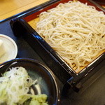 かみしろや - ざる蕎麦（￥780）福島が誇る山都産の蕎麦、人的な配合無しの在来種から選抜された圧巻の種となります。(多分、会津のかおり！？）