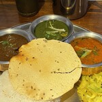 シバカリーワラ - 右からスモークペッパーポーク・ハリヤリチキン・フィッシュラッサム