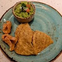 FONDA MEXICANA New York 銀座店 - 夜もお昼も変わらず豚の皮あげたのもついてきます