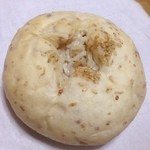 Shiino Misha - 今日のディナーはゴボウのパン。
                      
                      シャキシャキのゴボウと七味マヨ、フワフワの白パンの相性抜群！