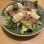 すしと酒 箔 - マッシュルームと生ハムのサラダ