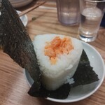 米のこじま - 鮭おにぎり。しとしととパリパリの海苔両方堪能できる。