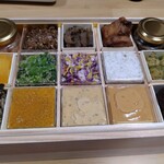 虎白 - 壱の重。おせちのイメージとは全く違う盛込みです。