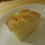 OSTERIA AL CORALLO - 爽やかな甘味のオレンジピール入り自家製フォカッチャ50円