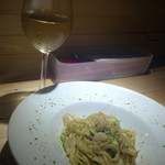 OSTERIA AL CORALLO - フルーティな白ワインMORO Trebbiano d’Abruzzo500円、パスタ