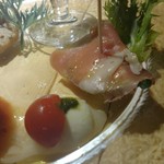 OSTERIA AL CORALLO - ひと口カプレーゼ、生ハムの新鮮野菜巻き