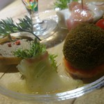 OSTERIA AL CORALLO - 鶏レバーのクロスティーニ、真鯛のカルパッチョ、サクサク軽いイカ墨のアランチーニ