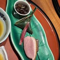 日本料理てら岡 中洲本店 - 鴨美味しかったです。お皿の緑も綺麗。