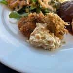 ANZU CAFFE - カキフライはやや小ぶりですが揚げ立て熱々のカキフライ３個がたっぷり玉子の特製のタルタルソースと一緒に登場です。