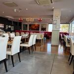 ANZU CAFFE - お店は多々良川を見渡せる素晴らしいローケーションの店内。
 