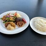 ANZU CAFFE - 続いてメインのお皿とサイドメニューが運ばれて来ました。
 
サイドメニューはライスかバケットが選べましたが私はライスを選んでみました。