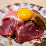 うを徳 - 2024.12 ちらし（本鮪、シマアジ、アンキモ、卵黄、醤油ご飯）