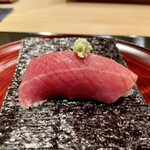 278852212 - マグロ(青森)のトロ身を軽く炭火で炙って舎利と共に海苔で
