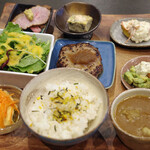 PIPI - 7種のおかずの豆皿ランチ