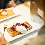 Mezondo jiji - Brussels Waffle~ブリュッセルワッフル~さっくり食感で食べやすいブリュッセルワッフルもgigiにお任せください。
      テイクアウトでも食べやすい容器にお入れします。トッピングも多数ご用意。