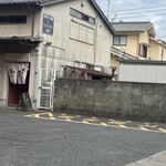 煮干しのビリー - 屋外で待つ場合　黄色の斜線の位置から並ぶ。