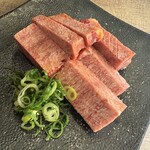 炭火焼肉・にくなべ屋 神戸びいどろ 西宮北口店 - 特選厚切りタン