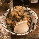 タイニーカフェ - 納豆丼のあたまのせ冷奴 煮卵付き