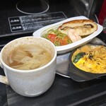 キッチン ブルー グローブ - 残りの青じそパスタ、他店の餡掛け焼そば&玉子とじ、シャーピン、白菜スープと共に