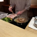 多仁本 - 熊鍋を作る谷本さん