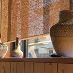 そば処 砂武縞 - バンドのメンバーに囲まれて一人華奢な女性ボーカルのように立つナンバーワン^_^