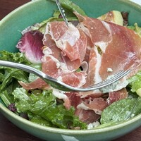 TRATTORIA CREATTA - 葉野菜とじゃがいも生ハムアンディーブのサラダ