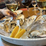 ニュー貝殻荘 - 生牡蠣2種の食べ比べ