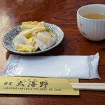 蕎麦 太海野 - 漬物とそば茶で着丼を待つ