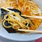 山岡家 - 海苔で巻く