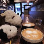 うさぎとぼく - 阿倍野の人気カフェ『うさぎとぼく』さんでのんびりまったりするボキら。
      カフェラテを注文したら、なんと、
      「うさぎ」と「ボキ」のラテアートを描いてくれました～
      