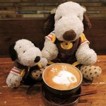 うさぎとぼく - 飲むのがもったいないので、じっくり鑑賞中のボキら・・・
      
      ちびつぬ「うさぼくお兄さん、絵がお上手ね～」