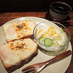うさぎとぼく - グラタントーストセットを注文！
      グラタンソースがとっても美味しくってお気に入りなんだ。
      ラッキーな人だけ、サラダに入ってるものがあるんだよ。
      