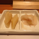 鮨 おさむ - 甘いガリと塩漬けのガリ。