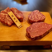 ビフテキのカワムラ 三宮本店 - 特選国産牛ステーキ
                    （上段2つがロース、下段がヘレ）